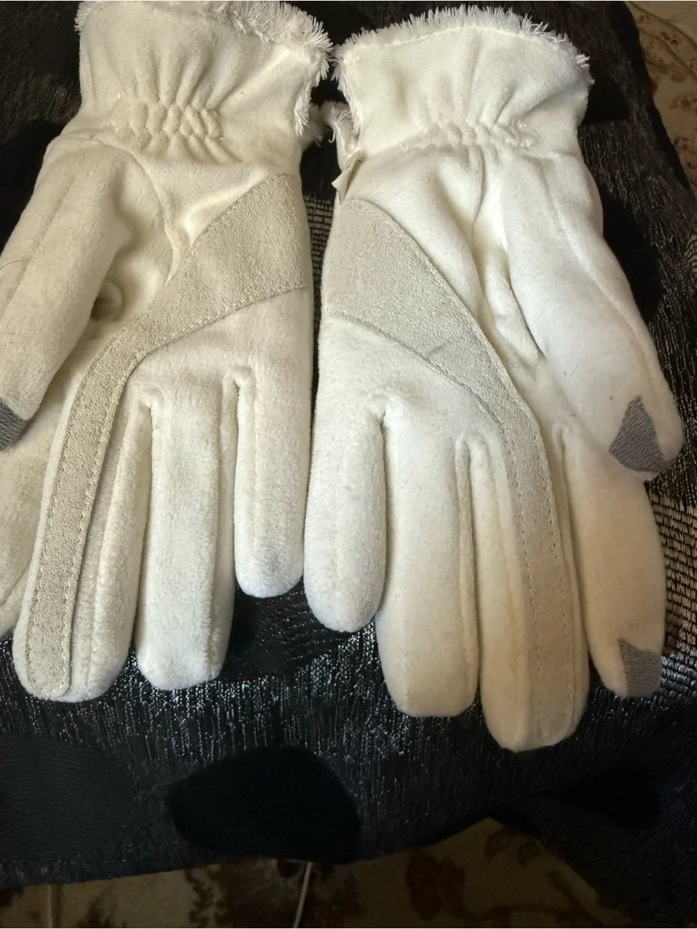 Classic women Winter Gloves in Cream